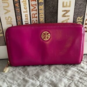 EUC Tory Burch Magenta Saffiano Leather Robinson Zip Around Long Wallet.